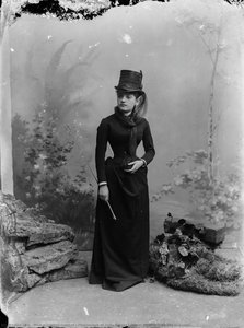 Photograph of Zoila Aurora Cáceres Moreno with hat and cane