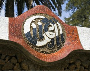 Park Güell, Barcellona: medaglione a mosaico che mostra il nome del parco