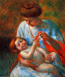 Baby liegt auf dem Schoß seiner Mutter und versucht, einen Schal zu greifen