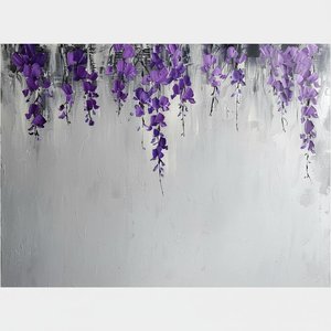 Absteigendes Violett flüstert auf einem leuchtenden Feld aus strukturierter Silberperle