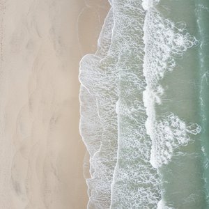 Marées Éphémères : Une Étude Méditative Du Rivage Organique Et Des Rythmes Côtiers Sereins — Laurent Roche