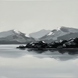 Monolithische Stille: Eine skulpturale Studie von Mitternachtsgipfeln und reflektierenden Schatten