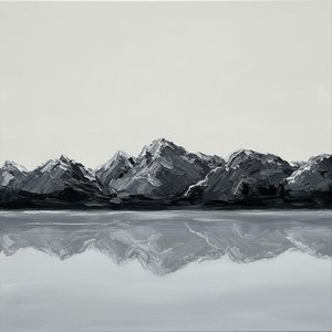 Monolithische Stille: Eine meditative Studie von Kohle-Gipfeln und reflektierendem Nebel
