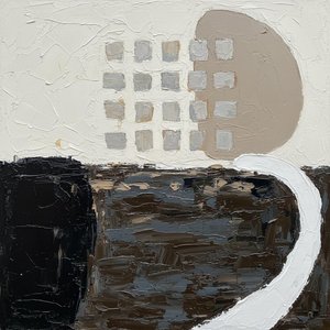 Monolito Di Ombre: Uno Studio Scultoreo Tra Terra, Luce E Silenzio Frammentato