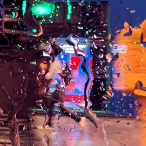 Refracciones Fracturadas De Luz A Través De Un Velo Prismático De Caos Líquido — Caroline Pelletier
