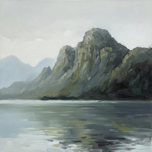Monolithische Stille: Eine Feierliche Studie Von Nebelverhangenen Gipfeln Und Schiefer-schatten — Christian Noiret