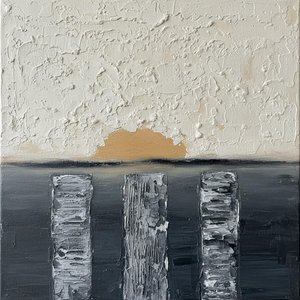 Monolithische Stille Unter Einer Verblassenden Ockerfarbenen Sonne In Strukturierter Holzkohle-leere — David Moreau