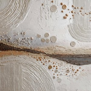 Sedimento Etereo: Uno Studio Monocromatico Di Terra Ritmica E Silenzio Scultoreo