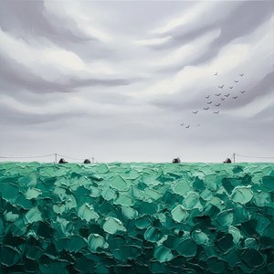 ეფერი Emerald ტალღები ჩურჩულიანი ნაცრისფერი ჩრდილების მდუმარე ცის ქვეშ