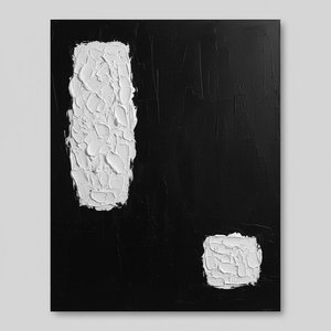 Monolithische Stille: Eine Singuläre Studie Von Gewicht Und Leere In Krassem Monochrom