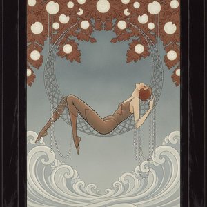 Figura Reclinata In Una Trama Dorata Di Foglie Autunnali E Onde — Valentin Laurent De Courcey