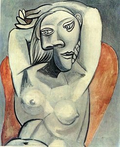Mujer sentada en sillón rojo