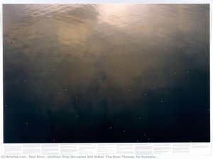"untitled (from The Series Still Water (the River Thames, For Example))" -> "niezdefiniowany (z Serii Cisza Jeziora Tamtego)" — Roni Horn