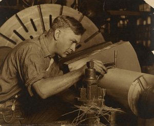 Mann Mit Mikrometer Misst Eine Welle Auf Ein Tausendstel Zoll Genau — Lewis Wickes Hine